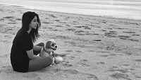 Aseel juga merupakan sosok yang penyayang. Bisa dilihat dari foto bersama anjingnya di Pantai Durrat Al Bahrain (@aseel/Instagram)