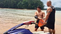 Namanya stuntman, liburannya nggak jauh-jauh dari wisata penguji adrenalin seperti naik jetski. Wah, seru ya! (Instagram/@samoanstuntman)