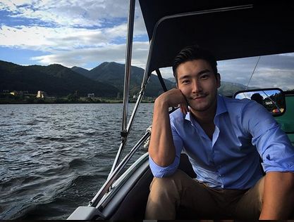 Anggota Super Junior Siwon Choi berolahraga.