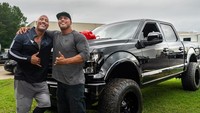 Inilah Tanoai Reed, stuntman sekaligus sepupu dari bintang Hollywood. Dwayne Johnson alias The Rock. Kisah keduanya viral setelah The Rock memberikan kado mobil kepada Tanoai atas dedikasinya selama ini. (Instagram/@samoanstuntman)