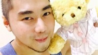 Meski berotot ia tetap menyukai boneka yang lucu dan megemaskan. Foto: Dok. Instagram/roykiyoshi