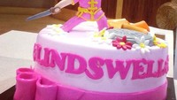 Masih dalam suasana ulang tahun, Linswell mendapatkan hadiah kue ulang tahun yang lucu dan unik. Lengkap dengan figur dirinya yang terbuat dari fondant. Foto: Instagram @lindswell_k