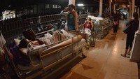 Sejumlah pasien di rumah sakit tersebut dipindahkan ke tenda dan lorong rumah sakit. ANTARA FOTO/Fikri Yusuf.