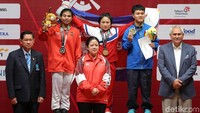 Sri Wahyuni naik podium kedua. Dia mempersembahkan medali pertama untuk Indonesia di cabang angkat besi Asian Games 2018