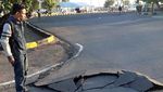 Penampakan Jalan Retak di Pelabuhan Kayangan Lombok Utara