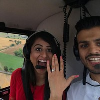 Dikejutkan lamaran romantis, sudah pasti jawaban Anisha adalah Ya untuk Varun. Ada yang tertarik mencoba cara ini juga? Foto: Dok. Facebook/Varun Bhanot