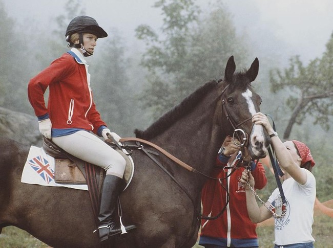 Dalam sejarah kariernya sebagai equestrian, Putri Anne pernah mewakili Inggris di ajang Olimpiade, tepatnya pada 1976. Ia pun menjadi anggota pertama dari keluarga Kerajaan Inggris yang bertanding di Olimpiade. (Foto: Getty Images)