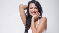 Kenakan bikini, inilah foto terbaru Sophia Latjuba yang body goals banget! Foto: Dok. Instagram/Sophia Latjuba