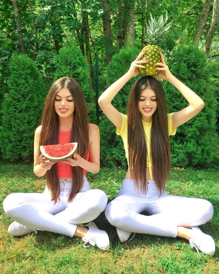 Cantik Kayak Barbie! 2 Gadis Kembar Ini Sering Foto Bareng Makanan - Foto 3