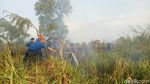 Aksi Pemadaman Kebakaran Lahan di Dekat Wisma Atlet Jakabaring