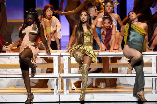Busana berwarna gold ini dipesan pihak Ariana Grande pada Diana Putri sejak awal Agustus 2018. Kepada Diana, pihak Ariana memberitahukan bahwa gaun tersebut akan dipakai di sebuah acara penghargaan musik di New York. Foto: Michael Loccisano/Getty Images for MTV
