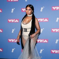 Keduanya bertemu lagi empat bulan kemudian di MTV Video Music Awards 2018. Menerima penghargaan Best Hip Hop, Nicki berbalut gaun coklat tembus pandang Off-White. (Foto: Paul Zimmerman/Getty Images)
