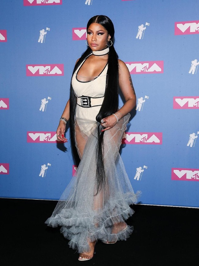 Keduanya bertemu lagi empat bulan kemudian di MTV Video Music Awards 2018. Menerima penghargaan Best Hip Hop, Nicki berbalut gaun coklat tembus pandang Off-White. (Foto: Paul Zimmerman/Getty Images)