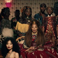 Janet Jackson baru saja merilis single terbarunya Made For Now. Penampilannya dalam video klip single terbarunya itu memakai busana karya Diana Putri, sebuah gaun lasercut transparan berwarna merah. Foto: Dok. Instagram Diana Putri