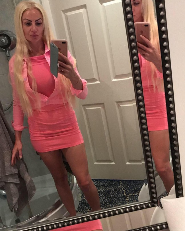 Kerry kini kembali berencana melakukan operasi pengangkatan tulang rusuk. Wanita berambut pirang itu ingin memiliki pinggang super kecil.  Foto: dok. Instagram (uk.barbie)