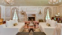 Ruang tamu berada tidak jauh dari ruang makan. Tampilannya seperti rumah mewah di Inggris zaman dulu. Istimewa/Douglas Elliman Real Estate.
