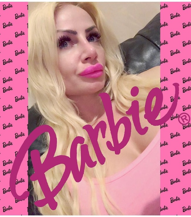 Selama satu tahun ini Kerry telah menggunakan korset. Pinggangnya berhasil mengecil sebanyak 12cm. Tapi Kerry belum puas dengan hasil tersebut.  Foto: dok. Instagram (uk.barbie)