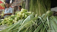 Jelang hari raya Idul Adha kulit ketupat di Pasar Palmerah diserbu pembeli, Selasa (21/8/2018).