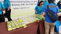BNN juga menemukan 105 kg sabu dan 30 ribu butir ekstasi. Semua barang haram itu merupakan milik Ibrahim. (Resi-detik)