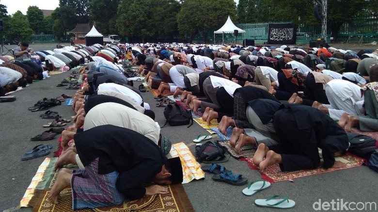 Ribuan Warga Salat Idul Adha di Parkiran Mandala Krida Yogya Ribuan Warga Salat Idul Adha di Parkiran Mandala Krida Yogya