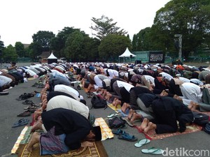 Ribuan Warga Salat Idul Adha di Parkiran Mandala Krida Yogya