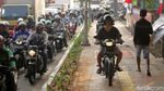 Lagi! Pengendara Motor Jajah Jalur Trotoar