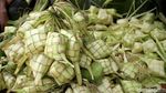 Jelang Idul Adha Kulit Ketupat Diburu Pembeli