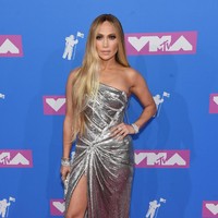 Jennifer Lopez senantiasa anggun memakai gaun high-slit rancangan desainer favoritnya, Versace. Foto: Dok. Getty Images