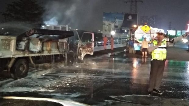 Truk terbakar di Tol Angke