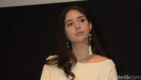 Raquel Katie Larkin fokus lihatin siapa sih! Foto: Noel/detikFoto