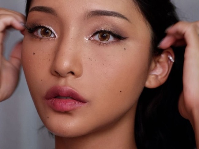  Penampilan Jella yang tampak memesona dengan makeup freckles. Foto: Instagram