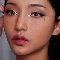  Penampilan Jella yang tampak memesona dengan makeup freckles. Foto: Instagram