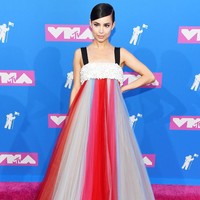 Perpaduan material tulle berbagai warna dari gaun Carolina Herrera membuat Sofia Carson tampil mencuri perhatian. Foto: Dok. Getty Images