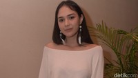 Bintang muda Raquel Katie Larkin mencuri perhatian belum lama ini saat ditemui di peluncuran trailer Sakral. Foto: Noel/detikFoto
