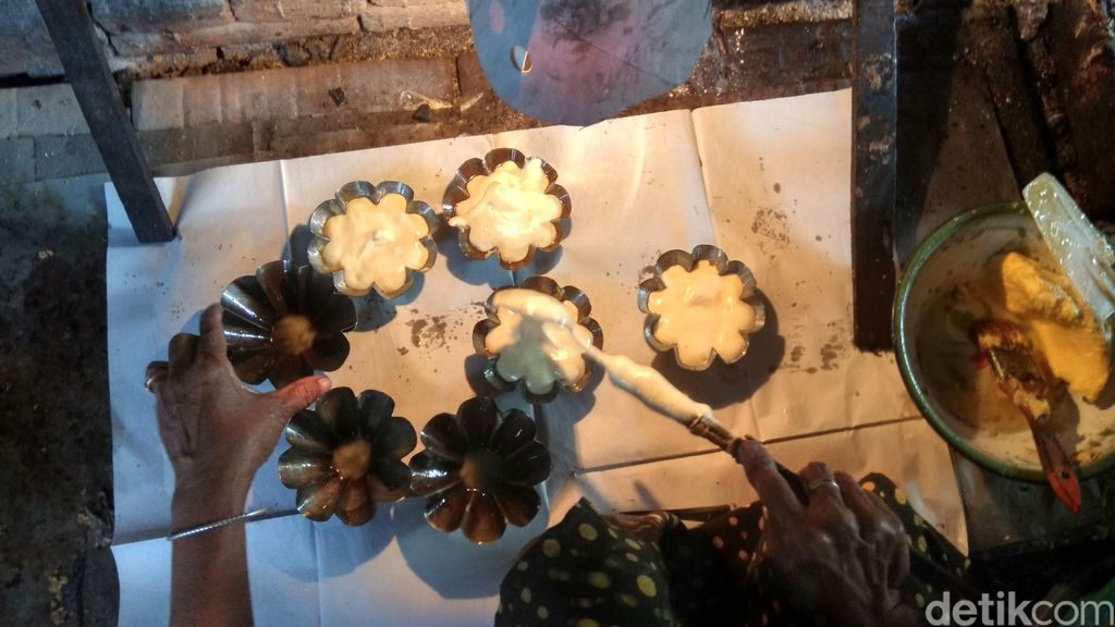 kue kembang waru