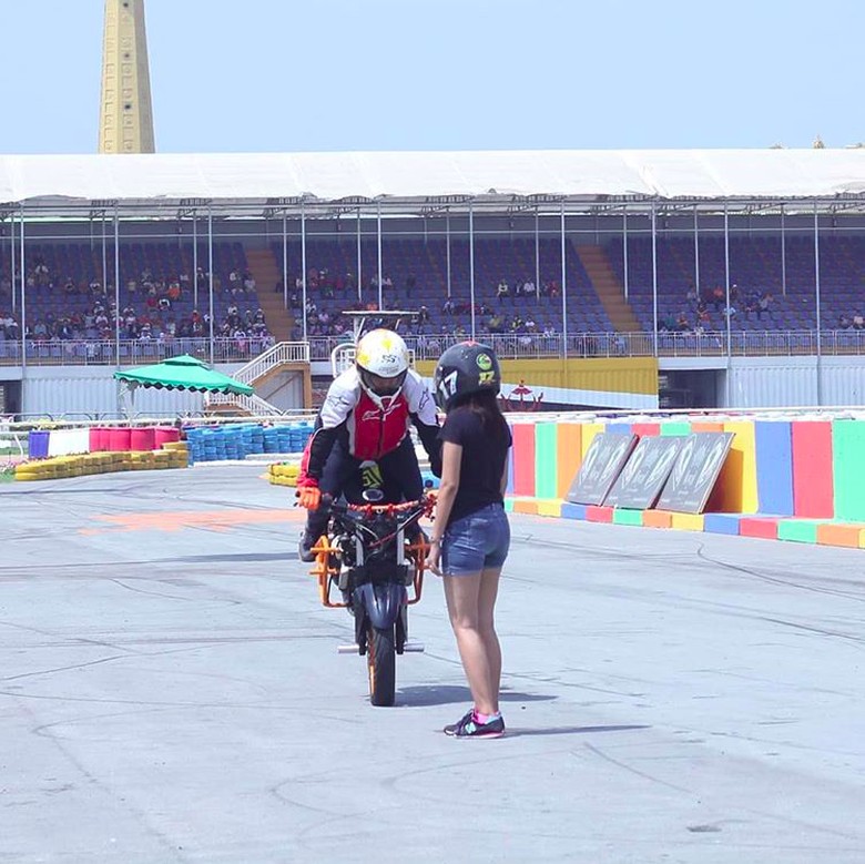 Reza SS lakukan stoppie pakai motor. Foto: Instagram/reza_ss Reza SS lakukan stoppie pakai motor. Foto: Instagram/reza_ss