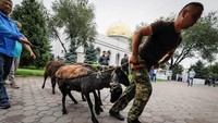 Momen pemotongan hewan qurban pun tak dilewatkan oleh warga Kazakstan. Shamil Zhumatov/Reuters.