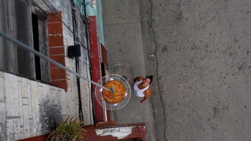 Sebuah restoran pizza di Kuba punya cara unik menjual makanan mereka. Menggunakan tali dan komponen kipas angin pizza itu diantarkan kepada pelanggannya.