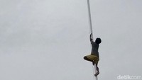 Reza Mangar memanjat tiang bendera 18 Desember 2017 lalu, saat upacara HUT ke-14 Kabupaten Kepulauan Aru, Maluku. Foto: dok. Bahtia Kalangkonan