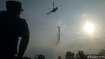 Aksi Pemadaman Kebakaran Lahan di Dekat Wisma Atlet Jakabaring