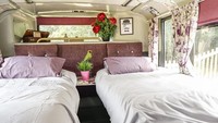Di lantai bawah hotel bus ini, terdapat 2 ranjang single bed yang bisa ditiduri traveler. Tempat tidurnya terlihat nyaman, meski di dalam bus. (dok. Bertrams Hotel)