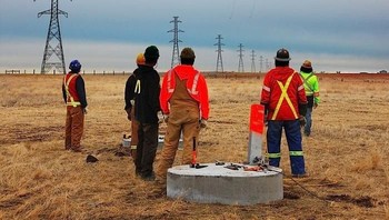 Helikopter membawa menara BTS. Foto: Brightside