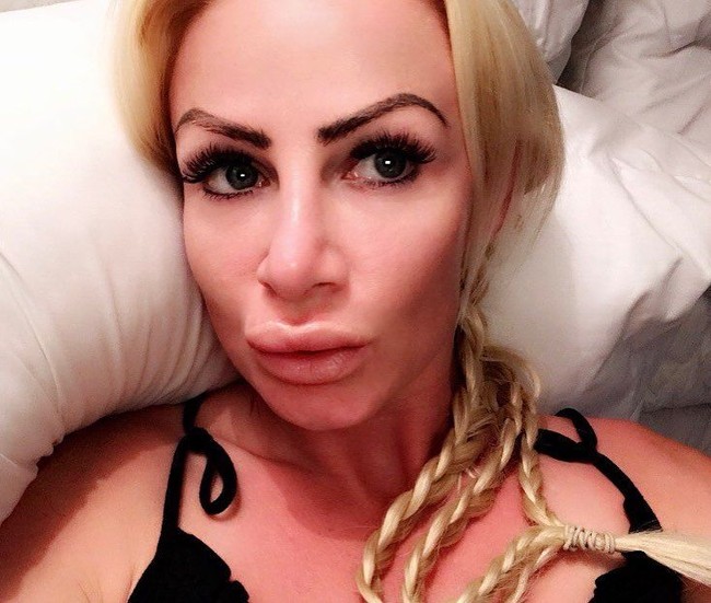 Wanita yang selalu tampil bak Barbie itu telah melakukan dua kali operasi hidung dan pembesaran payudara menjadi ukuran 28 H. Foto: dok. Instagram (uk.barbie)