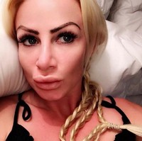 Wanita yang selalu tampil bak Barbie itu telah melakukan dua kali operasi hidung dan pembesaran payudara menjadi ukuran 28 H. Foto: dok. Instagram (uk.barbie)