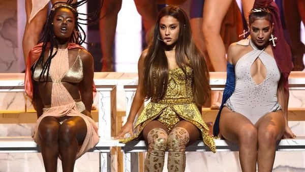 Foto: Ini Baju Karya Desainer Surabaya yang Dipakai Ariana Grande