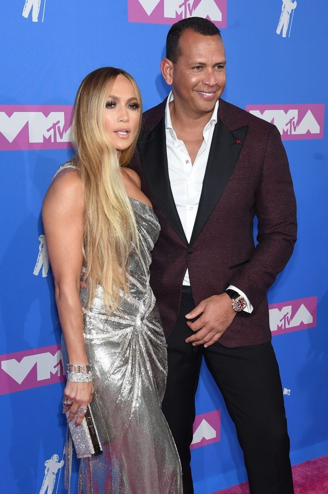 Sementara sang kekasih, A-Rod, tampil elegan dengan setelan jas marun dan celana hitam. Foto: Getty Images