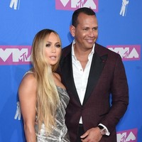 Sementara sang kekasih, A-Rod, tampil elegan dengan setelan jas marun dan celana hitam. Foto: Getty Images