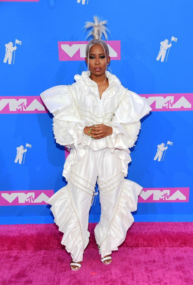 Gaun aneh lainnya adalah milik Dej Loaf yang kesannya futuristik. Jumpsuit putih itu bahkan disesuaikan dengan warna rambut. Foto: Dok. Getty Images