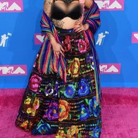 Lily Barrios heboh dengan full skirt embroidery bunga dan bra. Foto: Dok. Getty Images