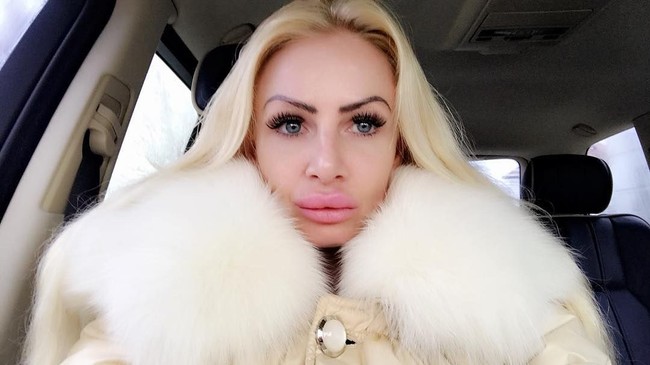 Meski penampilan Kerry sudah tampak tak realistis, namun justru ia merasa senang. Aku suka seperti plastik dan akan jadi curvy seperti Barbie, ini adalah bagian dari transformasiku, tambahnya.  Foto: dok. Instagram (uk.barbie)